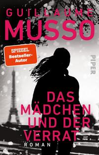 Das Buchcover zeigt eine schwarz-weiß fotografische Parisansicht mit Eiffelturm im Hintergrund und fallendem Schnee, davor die schwarze Silhouette einer Frau. Titel „Das Mädchen und der Verrat“ und Autorname Guillaume Musso sind groß in kräftigem Magenta gesetzt, serifenlose, fette Großbuchstaben. Ein orangefarbener rechteckiger Button mit der Aufschrift „SPIEGEL Bestseller-Autor“ ist links platziert. Gesamtwirkung: düster, geheimnisvoll und melancholisch.