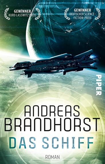 Das Buchcover zeigt ein futuristisches Raumschiff, das vor einem großen, blauen Planeten schwebt. Der Hintergrund ist in sanften Grüntönen gehalten, die eine geheimnisvolle Atmosphäre erzeugen. Der Titel „DAS SCHIFF“ und der Autor „ANDREAS BRANDHORST“ sind in klarer, schwarzer Typografie platziert, wobei der Titel hervorgehoben ist. Oben befinden sich Auszeichnungen für den „KURD LASSWITZ PREIS“ und den „DEUTSCHEN SCIENCE-FICTION-PREIS“. Am rechten Rand ist das Verlagslogo „PIPER“ zu sehen.