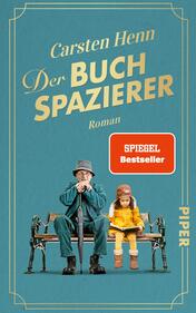 Das Buchcover zeigt auf einem teal-farbenen Hintergrund einen älteren Mann in einem dunkelblauen Mantel mit einem Hut und einem Regenschirm, der auf einer Parkbank sitzt. Neben ihm sitzt ein kleines Mädchen in einem rot-gelben Outfit, das ihn aufmerksam ansieht. Der Titel „Der BUCHSPAZIERER“ ist in großen goldenen Buchstaben angezeigt, darüber steht der Name des Autors „Carsten Henn“. Der Schriftzug „SPIEGEL Bestseller“ in einem roten Kästchen ist ebenfalls prominent platziert. Der Verlag „PIPER“ ist in heller Schrift am rechten Rand zu sehen.