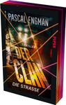 Das Buchcover zeigt das dunkel gehaltene, nasse Stadtmotiv mit Scheinwerfern und Straßenreflexen. Oben steht der Autorenname Pascal Engman in schmalen weißen Versalien; mittig großflächig der gelb-orange verfärbte, leicht abgenutzte Titel DER PLAN; darunter in kleiner weißer Schrift „DIE STRASSE“ und der Genrehinweis „THRILLER“. Mehrere diagonal verlaufende, neonartige Lichtstreifen in Orange und Rosa erzeugen eine spannungsgeladene, noirhafte Atmosphäre.