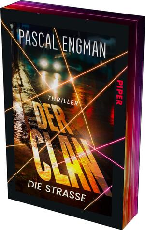 Das Buchcover zeigt das dunkel gehaltene, nasse Stadtmotiv mit Scheinwerfern und Straßenreflexen. Oben steht der Autorenname Pascal Engman in schmalen weißen Versalien; mittig großflächig der gelb-orange verfärbte, leicht abgenutzte Titel DER PLAN; darunter in kleiner weißer Schrift „DIE STRASSE“ und der Genrehinweis „THRILLER“. Mehrere diagonal verlaufende, neonartige Lichtstreifen in Orange und Rosa erzeugen eine spannungsgeladene, noirhafte Atmosphäre.