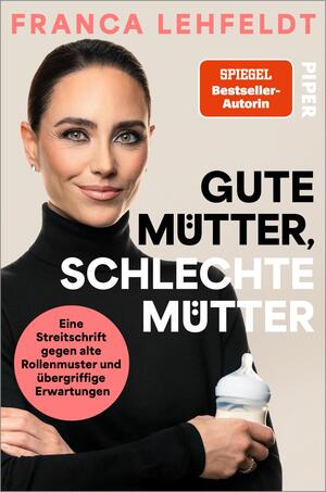 Das Buchcover zeigt eine Porträtaufnahme von Franca Lehfeldt vor hellbeigem Hintergrund; sie trägt ein schwarzes Rollkragenshirt und hält eine Babyflasche. Großes, fett gesetztes Titellayout in schwarz und weiß: „GUTE MÜTTER, SCHLECHTE MÜTTER“. Oben der Autorenname in pink: „FRANCA LEHFELDT“. Ein orangefarbener rechteckiger Badge mit „SPIEGEL Bestseller‑Autorin“ und ein rosa runder Button mit dem Text „Eine Streitschrift gegen alte Rollenmuster und übergriffige Erwartungen“. Sachliche, selbstbewusste Atmosphäre.