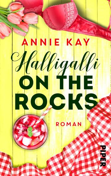 Das Buchcover zeigt einen gelben Holzhintergrund mit einem roten Karo-Muster am unteren Rand. In der oberen Bildhälfte sind frische, rosa Tulpen und ein rotes, dekoratives BH-Trägerdetail sichtbar. Der Titel „Halligalli ON THE ROCKS“ ist in schwarzen, verspielten Buchstaben gestaltet, während der Autorenname „Annie Kay“ in rotem Schriftzug darüber steht. Im Vordergrund befindet sich ein Glas mit einer pinkfarbenen Getränkemischung, dekoriert mit einem Minzblatt. Der Untertitel „Roman“ ist dezent am unteren Rand platziert.