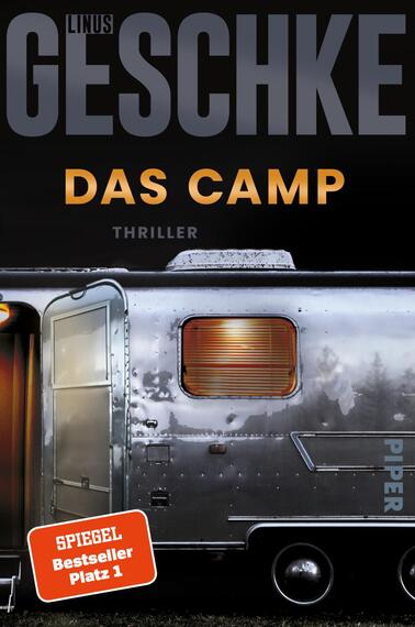 Das Buchcover zeigt einen silbernen Wohnwagen, der vor einem dunklen, bewaldeten Hintergrund platziert ist. Die Fenster des Wohnwagens leuchten orange und vermitteln eine geheimnisvolle Atmosphäre. Der Titel „DAS CAMP“ in großen, orangefarbenen Buchstaben dominiert die obere Mitte des Covers, gefolgt von dem Wort „THRILLER“ in kleinerer Schrift. Der Autor Linus Geschke ist oben links positioniert. Ein rotes Banner auf der linken Seite enthält den Text „SPIEGEL Bestseller Platz 1“.