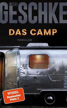 Das Buchcover zeigt einen silbernen Wohnwagen, der vor einem dunklen, bewaldeten Hintergrund platziert ist. Die Fenster des Wohnwagens leuchten orange und vermitteln eine geheimnisvolle Atmosphäre. Der Titel „DAS CAMP“ in großen, orangefarbenen Buchstaben dominiert die obere Mitte des Covers, gefolgt von dem Wort „THRILLER“ in kleinerer Schrift. Der Autor Linus Geschke ist oben links positioniert. Ein rotes Banner auf der linken Seite enthält den Text „SPIEGEL Bestseller Platz 1“.