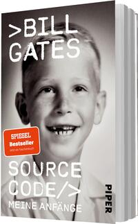 Das Buchcover zeigt ein großformatiges Schwarzweiß-Porträt eines lächelnden Jungen in nostalgischem, leicht sepiafarbigem Ton. In krakeliger, weißer Handschrift steht oben „>BILL GATES“, unten „SOURCE CODE/>“ und darunter klein „MEINE ANFÄNGE“. Auf der linken Bildseite ein orangener Aufkleber-Button mit weißer Schrift: „SPIEGEL Bestseller Jetzt als Taschenbuch“. Die Stimmung wirkt persönlich und zurückhaltend.