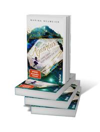 Bücherstapel des Buches „Aquarius – Herz über Kopf durch die Zeit“