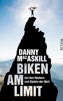 Das Buchcover zeigt einen Radfahrer, der auf einem hohen, felsigen Gipfel steht und sein Fahrrad in die Höhe hält. Der Hintergrund ist von sanften, bewölkten Bergen in blauen und grauen Tönen geprägt. Der Titel „Biken am Limit“ ist in großen, weißen Buchstaben mittig platziert, während der Autorennamen „Danny MacAskill“ darüber in einer markanten, schwarzen Schrift steht. Unter dem Titel befindet sich der Untertitel „Auf den Dächern und Gipfeln der Welt“ in einer kleineren Schriftgröße.