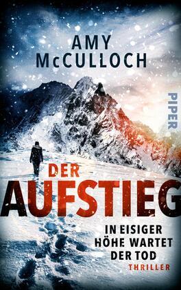 Der Aufstieg – In eisiger Höhe wartet der Tod Das Buchcover zeigt eine verschneite Berglandschaft mit hohen, schroffen Bergen im Hintergrund. Eine Person ist im Vordergrund zu sehen und geht auf einem schmalen Pfad durch den Schnee. Der Titel „DER AUFSTIEG“ ist prominent in großen, rot gefärbten Buchstaben platziert, während der Untertitel „in eisiger Höhe wartet der Tod“ darunter in kleineren, schwarzen Schriftzügen steht. Oben links steht der Name der Autorin, „Amy McCulloch“, und unten rechts befindet sich das Verlagslogo „Piper“. Das Cover vermittelt eine düstere und spannungsgeladene Atmosphäre.