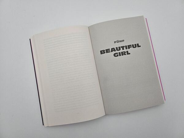 Außenansicht des Buches „Girl vs. Girl“
