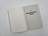 Außenansicht des Buches „Girl vs. Girl“