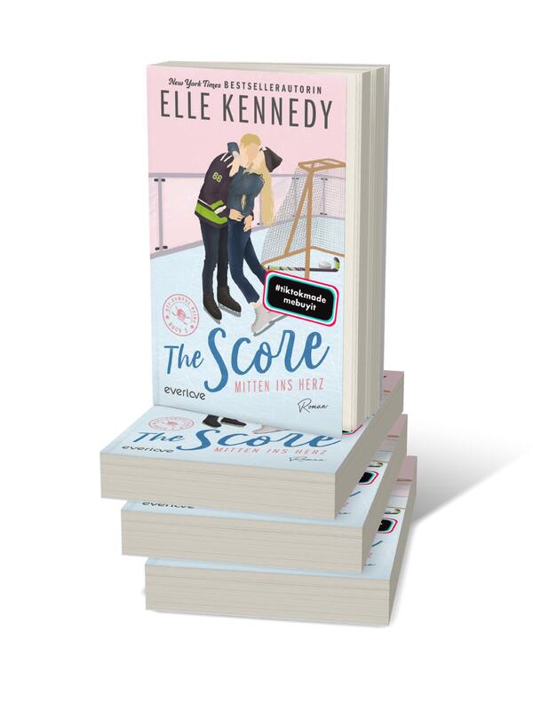 Bücherstapel des Buches „The Score – Mitten ins Herz“