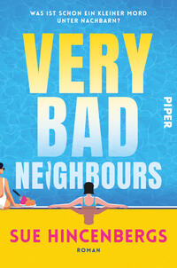 Das Buchcover zeigt ein hellblaues Poolmuster im Hintergrund, darauf groß der Titel „VERY BAD NEIGHBOURS“ in gelb‑weiß verlaufender Blockschrift. Im Vordergrund ein gelber Rand mit dem Autorennamen „SUE HINCENBERGS“ in pinker Großschrift und dem Wort „ROMAN“ darunter. Am Poolrand zwei stilisierte Figuren: eine sitzende Frau mit Sonnenhut und Getränk links, eine Rückenfigur mit kurzen dunklen Haaren mittig. Es vermittelt eine sommerliche, leicht ironische Stimmung.