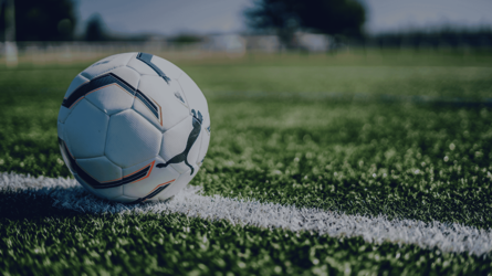 Fußball auf Rasen
