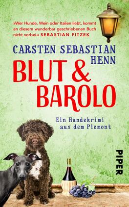 Blut & Barolo Das Buchcover zeigt einen Hundekrimi mit dem Titel „BLUT & BAROLO“. In auffälligen roten Buchstaben ist der Titel mittig platziert, während der Autorname „CARSTEN SEBASTIAN HENN“ in einer kleineren, blauen Schrift darüber steht. Im Hintergrund sind zwei Hunde – ein schwarzer, lockiger Hund und ein brauner Hund – abgebildet. Die Farben des Covers sind warm und einladend mit einer holzähnlichen Textur. Oben links hängt eine nostalgische Laterne, und unten rechts befindet sich eine Weinflasche mit Trauben. Der Schriftzug „Ein Hundekrimi aus dem Piemont“ ergänzt das Cover.