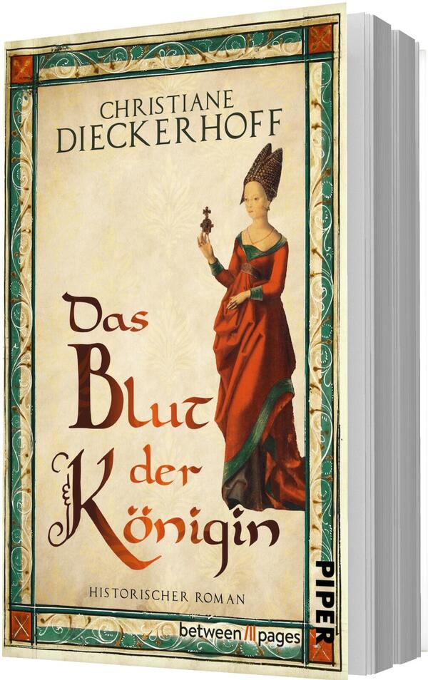 Das Buchcover zeigt einen cremefarbenen, ornamentierten Rahmen mit grün-goldenem Bordürendekor, in dessen Mitte eine mittelalterlich gekleidete Frau in rotem Gewand mit grünen Borten und spitzem Hennin eine kleine Kreuzreliquie hält. Oben steht der Name Christiane Dieckerhoff in serifenbetonter Großschrift; zentral in großer ornamentaler, braun-roter kalligrafischer Schrift der Titel „Das Blut der Königin“. Untertitel: „Historischer Roman“. Atmosphäre historisch, feierlich.