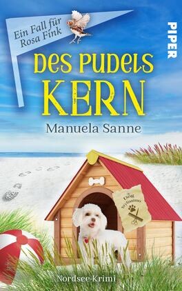 Das Buchcover zeigt eine strandliche Szenerie mit hellblauem Himmel und sanften Wellen im Hintergrund. Im Vordergrund steht eine Hundehütte mit rotem Dach, vor der ein weißer Pudel steht. Links ist ein Strandball und einige Fußspuren im Sand zu sehen, während im Hintergrund Gras wächst. Der Titel „DES PUDELS KERN“ erscheint groß und gelb, darüber der Untertitel „Ein Fall für Rosa Fink“ in kleinerer Schrift. Der Name der Autorin, Manuela Sanne, befindet sich am unteren Rand.