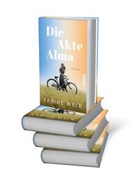 Bücherstapel des Buches „Die Akte Alma“
