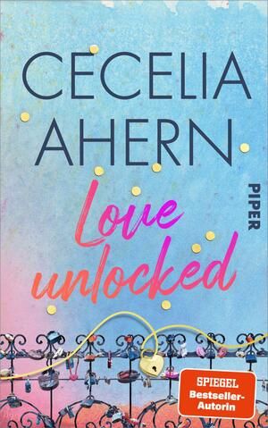 Das Buchcover zeigt einen pastellfarbenen Aquarellhintergrund in Blau- und Rosatönen mit goldenen Konfettipunkten. Die Stimmung ist verspielt-romantisch. Oben steht der Autorenname „Cecelia Ahern“ in großen dunkelblauen Großbuchstaben. Darunter der Titel „Love unlocked“ in geschwungener, pink-orangener Scriptschrift. Im Vordergrund ein schmiedeeisernes Geländer mit zahlreichen Vorhängeschlössern, ein goldenes herzförmiges Schloss hervorgehoben. Unten rechts ein oranger Aufkleber „SPIEGEL Bestseller-Autorin“.