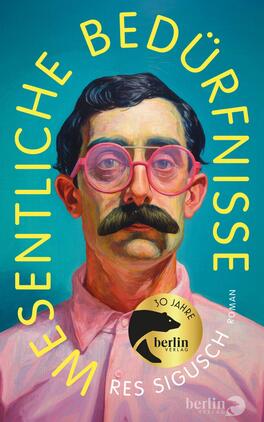 Das Buchcover zeigt ein Portrait eines Mannes mit einem markanten Schnurrbart, der eine rosa Bluse und große, runde Brillengläser trägt. Der Hintergrund ist in einem leuchtenden Blau gehalten, während der Schriftzug „ESSENTLICE BEDÜRFNISSE“ in gelber Schrift kreisförmig um das Gesicht angeordnet ist. Unten rechts befindet sich ein goldfarbenes Emblem mit dem Text „30 JAHRE berlin verlag - Roman“. Die gesamte Gestaltung vermittelt eine fröhliche, einladende Atmosphäre.