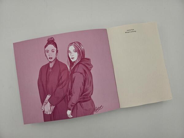 Außenansicht des Buches „Whispers of Destiny“