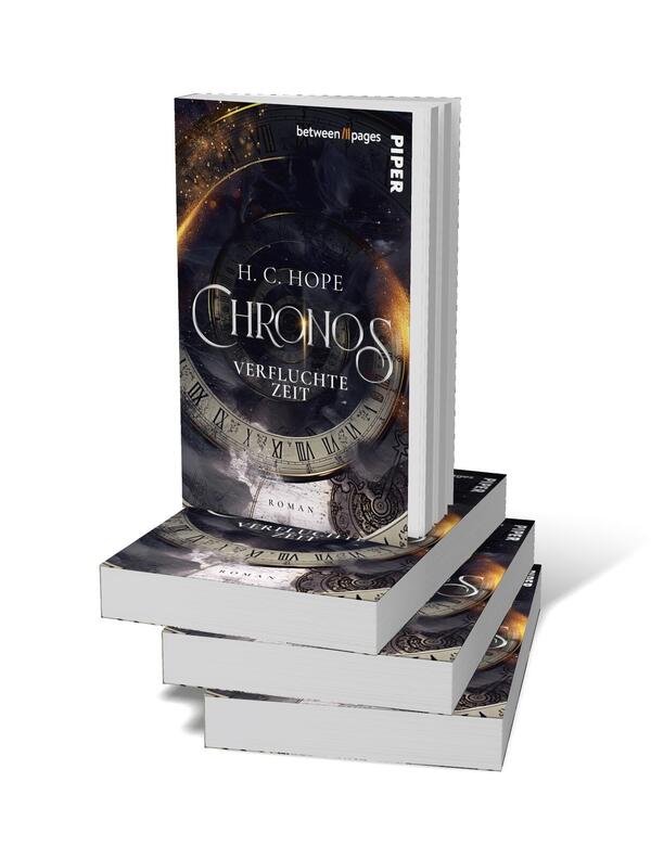 Bücherstapel des Buches „Chronos – Verfluchte Zeit“