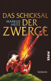 Das Buchcover zeigt einen schwarzen Hintergrund, auf dem sich eine große, leuchtende Axt im Vordergrund befindet, die von einem flammenden Licht umgeben ist. Der Titel „DAS SCHICKSAL DER ZWERGE“ ist in auffälligen, goldenen Buchstaben geschrieben, während der Autor „MARKUS HEITZ“ in hellblau darüber platziert ist. Das Wort „PIPER“ und die Kennzeichnung „ROMAN“ sind am unteren Rand in einer schlichten Schrift zu finden. Die Atmosphäre des Covers vermittelt ein Gefühl von Abenteuer und Mystik.