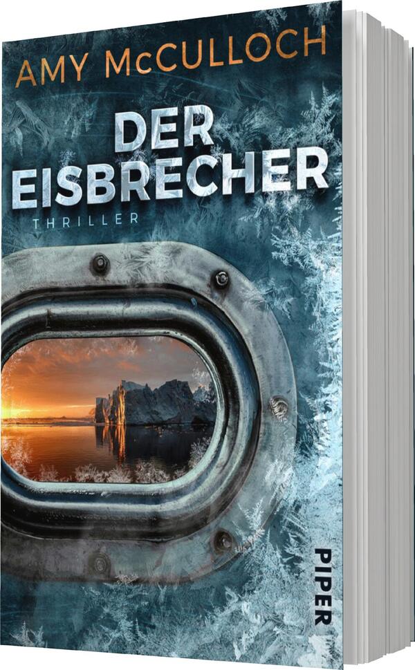 Das Buchcover zeigt einen durch einen Bullaugenfenster sichtbaren, dramatischen Ausblick auf eine eisige Landschaft. Die Farbpalette umfasst kühle Blau- und Grautöne sowie einen warmen Orangenfarbton des Sonnenuntergangs. Der Titel „DER EISBRECHER“ ist in großen, auffälligen, weißen Buchstaben prominent platziert, während der Zusatz „THRILLER“ in kleineren Schriftzügen darunter erscheint. Der Autorennamen „AMY McCULLOCH“ ist oben in goldenen Lettern zu sehen.