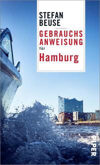 Das Buchcover zeigt eine dynamische Ansicht von Wasser und einem Boot, im Vordergrund spritzt das Wasser auf, was eine lebendige Atmosphäre vermittelt. Der Hintergrund zeigt eine klare blaue Himmel und die charakteristischen Gebäude Hamburgs, darunter die Elbphilharmonie. Oben links steht der Name des Autors „STEFAN BEUSE“ in schwarzer Schrift, darunter der Titel „GEBRAUCHSANWEISUNG“ in kräftigem Rot, gefolgt von „für Hamburg“ in kleinerer Schriftgröße.