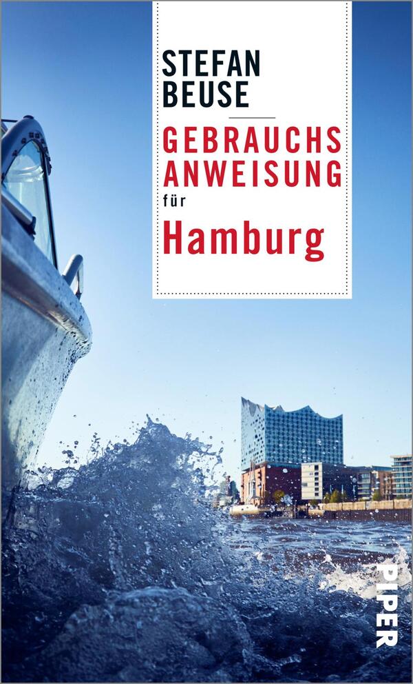 Das Buchcover zeigt eine dynamische Ansicht von Wasser und einem Boot, im Vordergrund spritzt das Wasser auf, was eine lebendige Atmosphäre vermittelt. Der Hintergrund zeigt eine klare blaue Himmel und die charakteristischen Gebäude Hamburgs, darunter die Elbphilharmonie. Oben links steht der Name des Autors „STEFAN BEUSE“ in schwarzer Schrift, darunter der Titel „GEBRAUCHSANWEISUNG“ in kräftigem Rot, gefolgt von „für Hamburg“ in kleinerer Schriftgröße.