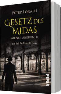 Das Buchcover zeigt eine dramatische, monochrome Szenerie mit einem historischen Innenraum, der an eine Wiener Location erinnert. Ein Mann in einem Anzug und einem Hut steht im Vordergrund, von hinten betrachtet. Der Hintergrund ist von düsterem schwarz und grauen Tönen geprägt, während der Titel „Gesetz des Midas“ in kräftigem Goldgelb hervorsticht. Darunter steht in kleinerer Schrift „Wiener Abgründe“ und „Ein Fall für Leopold Kern“. Der Name des Autors, Peter Lorath, befindet sich oben auf dem Cover.
