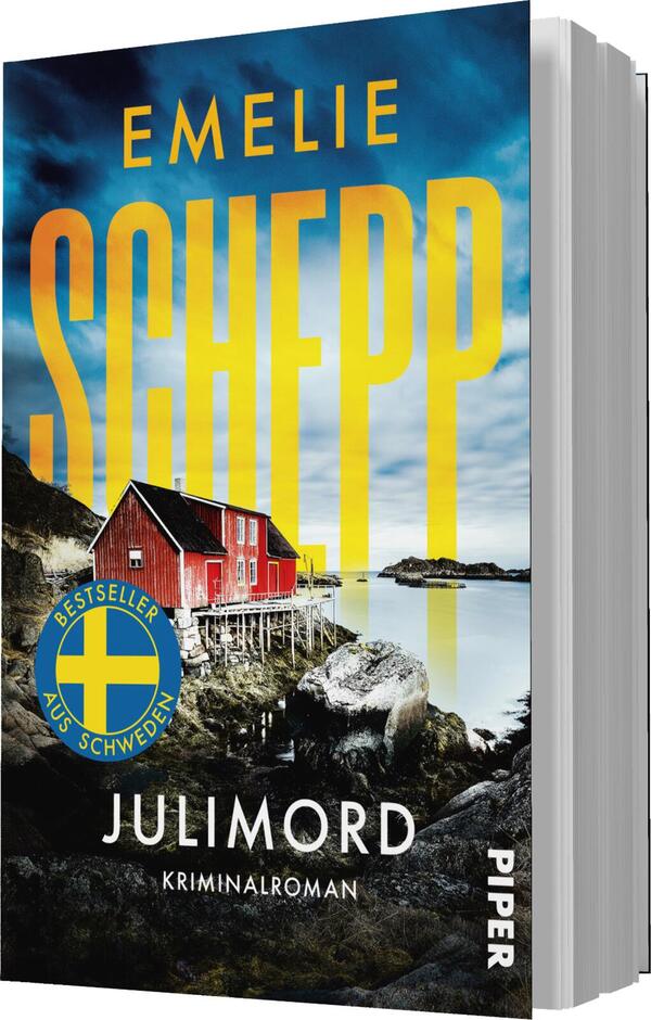 Das Buchcover zeigt eine ländliche Küstenlandschaft mit einem roten Holzhaus auf einer Landzunge, umgeben von Felsen und Wasser. Der Himmel ist in einem kräftigen Blau gehalten, während gelbe Schriftzüge den Titel „Julimord“ und den Namen der Autorin „Emelie Schepp“ in großen Buchstaben präsentieren. Ein blauer Kreissiegel mit einer schwedischen Flagge ist als „Bestseller aus Schweden“ sichtbar. Der Untertitel „Kriminalroman“ steht in auffälliger, weißer Schrift.
