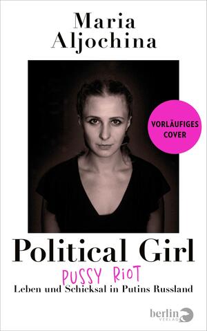 Das Buchcover zeigt ein Porträt von Maria Aljochina in Schwarz-Weiß. Ihr ausdrucksvollern Gesichtsausdruck vermittelt eine kraftvolle und ernste Atmosphäre. Der Titel „Political Girl“ sowie der Zusatz „Pussy Riot“ sind in einer modernen Schriftart in einer auffälligen Farbe gehalten. Rechts oben ist ein pinker, runder Button mit dem Text „VORLÄUFIGES COVER“ platziert. Der Untertitel „Leben und Schicksal in Putins Russland“ steht in schlichter, schwarzer Schrift unter dem Titel.