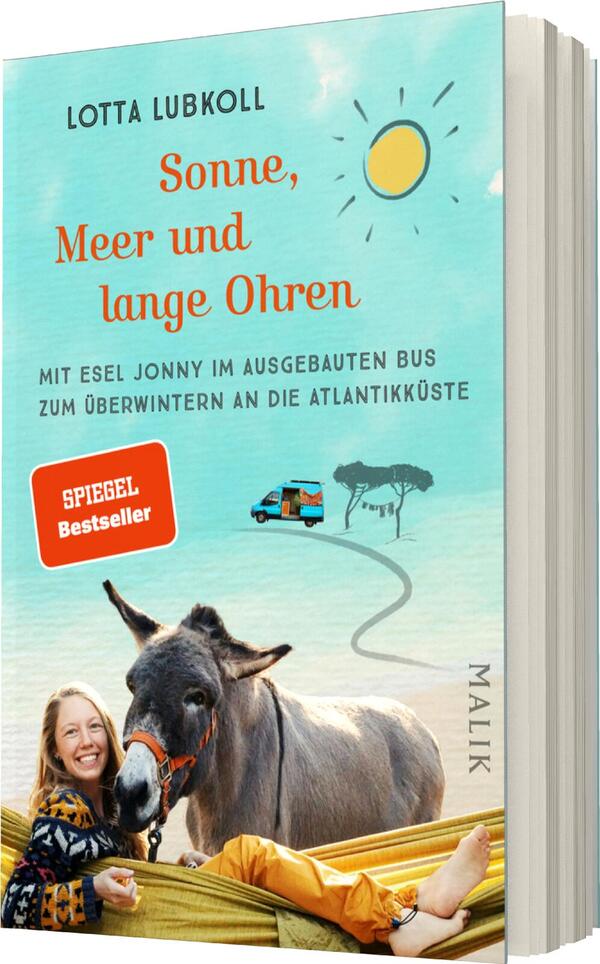 Das Buchcover zeigt eine fröhliche Szenerie mit einer jungen Frau und einem Esel, der namensgebend ist. Im Hintergrund erscheint ein blauer Himmel mit einer gelben Sonne, während die Farben überwiegend in hellen, einladenden Tönen gehalten sind. Der Titel „Sonne, Meer und lange Ohren“ ist in verspielter roter Schrift hervorgehoben. Untertitel und weitere Informationen sind in klarer, gut lesbarer Schriftart dargestellt. Ein rotes Kästchen hebt den Hinweis „SPIEGEL Bestseller“ hervor.