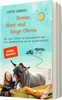 Das Buchcover zeigt eine fröhliche Szenerie mit einer jungen Frau und einem Esel, der namensgebend ist. Im Hintergrund erscheint ein blauer Himmel mit einer gelben Sonne, während die Farben überwiegend in hellen, einladenden Tönen gehalten sind. Der Titel „Sonne, Meer und lange Ohren“ ist in verspielter roter Schrift hervorgehoben. Untertitel und weitere Informationen sind in klarer, gut lesbarer Schriftart dargestellt. Ein rotes Kästchen hebt den Hinweis „SPIEGEL Bestseller“ hervor.