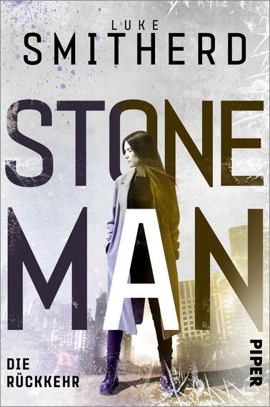 Das Buchcover zeigt eine junge Frau mit langen, dunklen Haaren, die in einem urbanen Umfeld steht. Sie trägt einen grauen Mantel und blickt nachdenklich in die Ferne. Der Hintergrund präsentiert eine düstere Stadtlandschaft, durchzogen von Graffiti-Elementen. Die Farben sind in Grautönen gehalten, mit lila und gelben Akzenten. Der Titel „STONE MAN“ erscheint in großen, weißen Buchstaben auf der linken Seite, während der Autor „LUKE SMITHERD“ und der Untertitel „DIE RÜCKKEHR“ oben und unten in kleinerer Schrift platziert sind. Die Typografie vermittelt eine moderne, dynamische Atmosphäre.