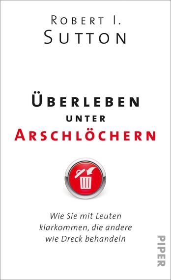 Das Buchcover zeigt einen weißen Hintergrund mit schwarzer und roter Typografie. Oben steht der Autor „Robert I. Sutton“ in schwarzer Schrift. Darunter befindet sich der Titel „Überleben unter Arschlöchern“ in einer markanten Kombination aus schwarzen und großen Buchstaben für „Überleben“ und roten Buchstaben für „Arschlöchern“. Im unteren Bereich findet sich der Untertitel „Wie Sie mit Leuten klar kommen, die andere wie Dreck behandeln“ in kleinerer, schwarzer Schrift. Ein rotes Symbol mit einer Mülltonne und zwei Werkzeugen ist zentral platziert.