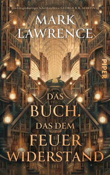 Das Buchcover zeigt eine symmetrische, gold-braune Innenansicht einer monumentalen Bibliothek mit gewölbten Decken, breiten Treppen und warm leuchtenden Kugellampen. Oben steht der Autorenname Mark Lawrence, darunter der Titel „Das Buch, das dem Feuer Widerstand“. Klein oben ist ein Lob von George R.R. Martin. Die Typografie ist serifenbetont, groß und in warmem Gold; die Atmosphäre wirkt feierlich und geheimnisvoll.