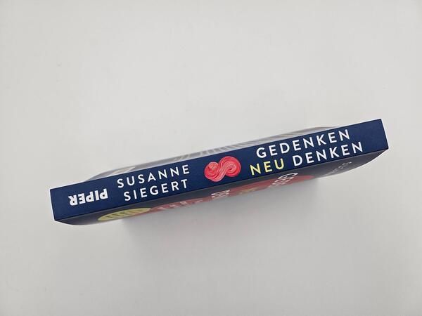 Außenansicht des Buches „Gedenken neu denken“
