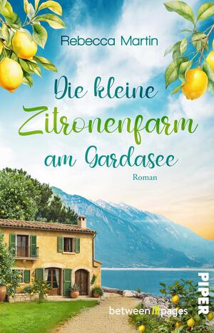 Das Buchcover zeigt eine malerische Landschaft am Gardasee mit einem charmanten, zweistöckigen Haus in warmen Erdtönen. Im Vordergrund sprießen grüne Pflanzen und Zitronen hängen fruchtig von den Bäumen. Der Himmel ist blau mit sanften Wolken, im Hintergrund erheben sich die Berge. In geschwungener, grüner Schrift steht der Titel „Die kleine Zitronenfarm am Gardasee“ von Rebecca Martin. Darunter befindet sich der Hinweis „Roman“ in schlichter Schrift. Die Atmosphäre vermittelt Idylle und mediterranes Flair.