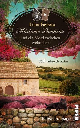 Das Buchcover zeigt eine ländliche Szenerie in Südfrankreich mit einem strohgedeckten Haus im Vordergrund. Farbenfrohe Weinreben und blühende Pflanzen umrahmen die Szene, während ein schwarzer Kater auf einem Steinmauer sitzt. Über dem Bild befindet sich ein ovales Emblem mit dem Titel „Madame Bonheur“ in eleganter Schrift und dem Untertitel „und ein Mord zwischen Weinreben“ in kleinerer Schrift. Der Autor Lilou Favreau ist ebenfalls genannt. Die Farbpalette ist lebhaft und vermittelt eine einladende, aber geheimnisvolle Atmosphäre.