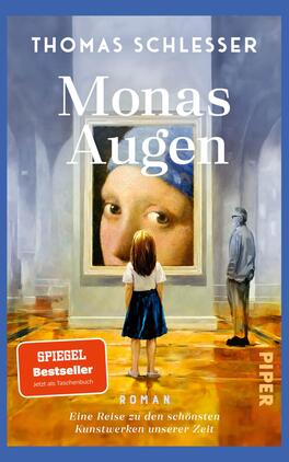 Das Buchcover zeigt eine junge, von hinten sichtbare Person mit einem blauen Rock und einem weißen Oberteil, die vor einem großen Gemälde steht. Das Gemälde zeigt das Gesicht der Mona Lisa. Der Hintergrund ist in sanften Grautönen gehalten und vermittelt eine kunstvolle Atmosphäre. Der Titel „Monas Augen“ steht in großen, weißen Buchstaben oben, während der Autor „Thomas Schlesser“ in kleinerer Schrift darüber platziert ist. Unten links befindet sich ein rotes Feld mit dem Text „SPIEGEL Bestseller – Jetzt als Taschenbuch“. Das Cover hat einen blauen Rand und die Verlagseinprägung „PIPER“ ist unten rechts zu sehen.