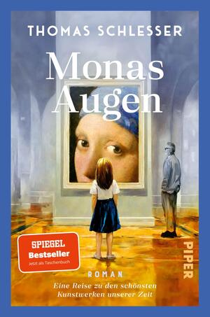 Das Buchcover zeigt eine junge, von hinten sichtbare Person mit einem blauen Rock und einem weißen Oberteil, die vor einem großen Gemälde steht. Das Gemälde zeigt das Gesicht der Mona Lisa. Der Hintergrund ist in sanften Grautönen gehalten und vermittelt eine kunstvolle Atmosphäre. Der Titel „Monas Augen“ steht in großen, weißen Buchstaben oben, während der Autor „Thomas Schlesser“ in kleinerer Schrift darüber platziert ist. Unten links befindet sich ein rotes Feld mit dem Text „SPIEGEL Bestseller – Jetzt als Taschenbuch“. Das Cover hat einen blauen Rand und die Verlagseinprägung „PIPER“ ist unten rechts zu sehen.