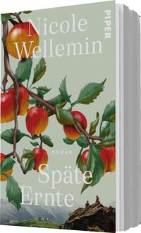 Das Buchcover zeigt einen hellgrünen Hintergrund, auf dem ein kunstvoller Apfelbaum mit leuchtend roten und gelben Äpfeln dargestellt ist. Im Vordergrund befinden sich die Titelzeilen „Späte Ernte“ und „Roman“ in einer eleganten, weißen Schrift. Darüber steht der Name der Autorin „Nicole Wellemin“, ebenfalls in Weiß, jedoch mit größerer Schriftgröße. Die Atmosphäre wirkt einladend und natürlich, unterstrichen durch die sanften Farben und das harmonische Gesamtbild.