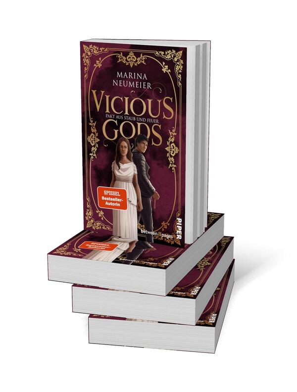 Bücherstapel des Buches „Vicious Gods – Pakt aus Staub und Feuer“