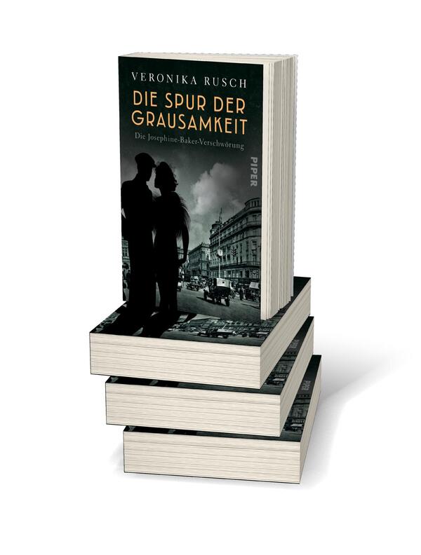 Bücherstapel des Buches „Die Spur der Grausamkeit“