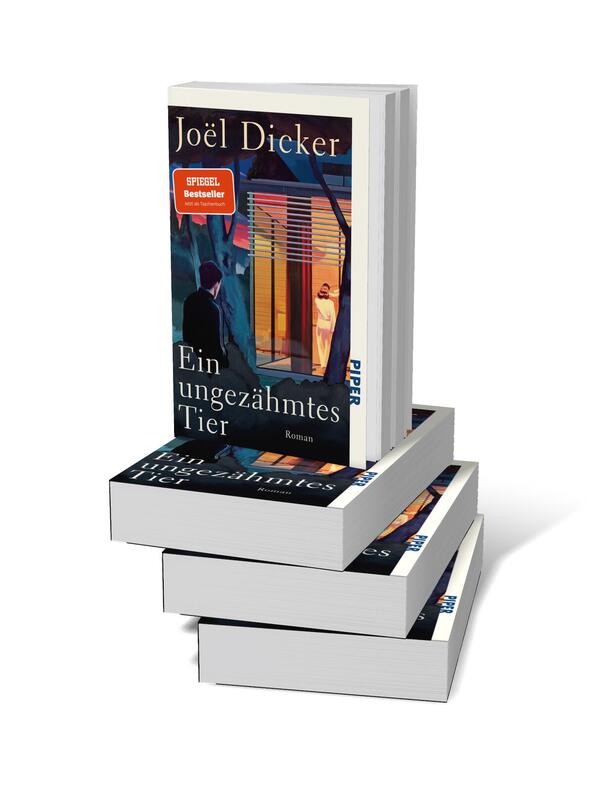 Bücherstapel des Buches „Ein ungezähmtes Tier“