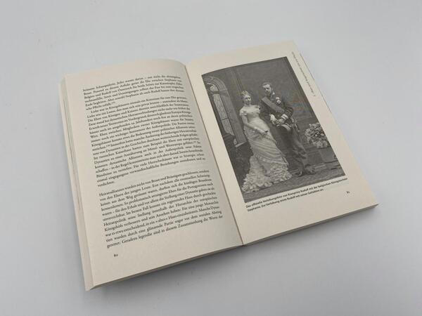 Innenansicht des Buches „Eine feine Gesellschaft“