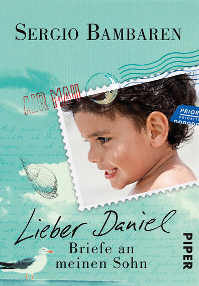 Das Buchcover zeigt das Portrait eines kleinen Jungen mit lockigen Haaren, der lächelnd in die Ferne blickt. Die Farbpalette ist sanft in Blau- und Grüntönen gehalten, was eine ruhige Atmosphäre schafft. Über dem Bild sind die Worte „Air Mail“ in einer verschnörkelten Schrift platziert. Der Titel „Lieber Daniel“ sowie der Untertitel „Briefe an meinen Sohn“ sind in geschwungener, handschriftlicher Typografie auf einem abgestuften Hintergrund dargestellt. Oben links findet sich der Name des Autors, Sergio Bambaren, in einer klaren Schrift.