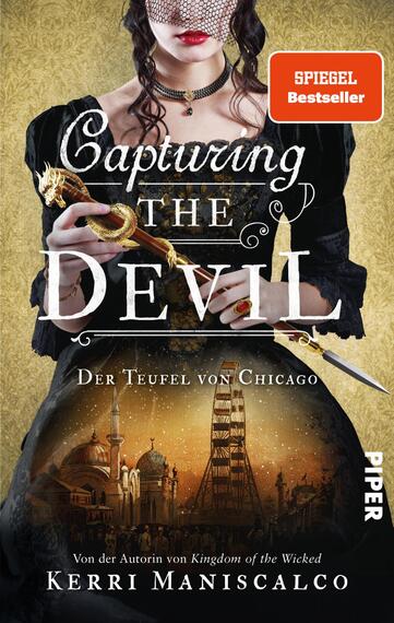 Das Buchcover zeigt eine Frau in historischer Kleidung mit einer Maske, die einen Dolch in der Hand hält. Der Hintergrund zeigt eine stilisierte Stadtansicht, möglicherweise Chicago, mit charakteristischen Gebäuden und einer moody Atmosphäre. Die Farben sind überwiegend gold und schwarz, was dem Cover einen eleganten und geheimnisvollen Eindruck verleiht. Der Titel „Capturing the Devil“ ist in großen, eleganten Buchstaben in Weiß gehalten, während der Untertitel „Der Teufel von Chicago“ und der Hinweis „SPIEGEL Bestseller“ in kleinen, auffälligen Schriftzügen dargestellt sind. Der Name der Autorin, Kerri Maniscalco, befindet sich am unteren Rand in leserlicher Schrift.